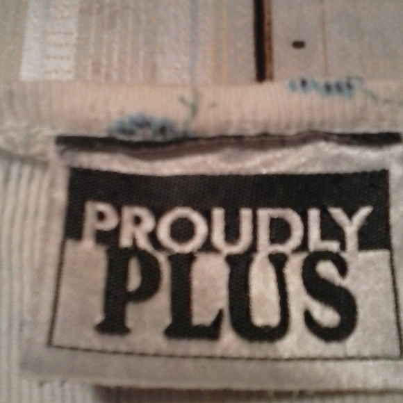 PROUDLY PLUS WOMAN'S BLUE FLORAL SHORT SLEEVE TOP - Picture 3 of 6